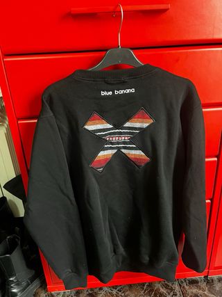 Sudadera negra con parche X