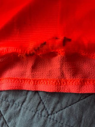 Camiseta fluor con detalles dorados