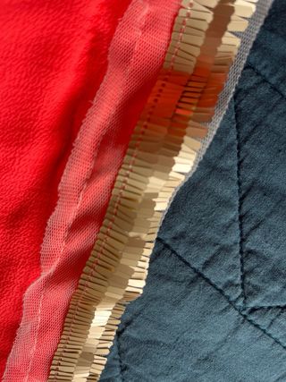 Camiseta fluor con detalles dorados