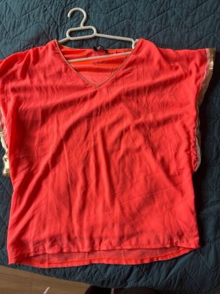 Camiseta fluor con detalles dorados