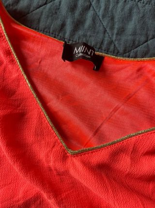 Camiseta fluor con detalles dorados