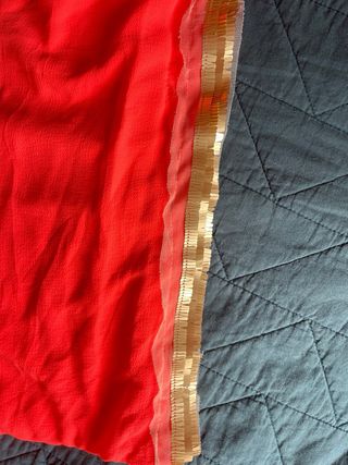 Camiseta fluor con detalles dorados