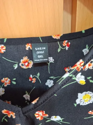 Blusa negra estampada flores talla 0XL