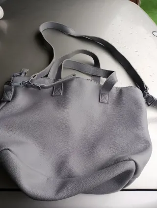 Bolso gris de piel para bebé