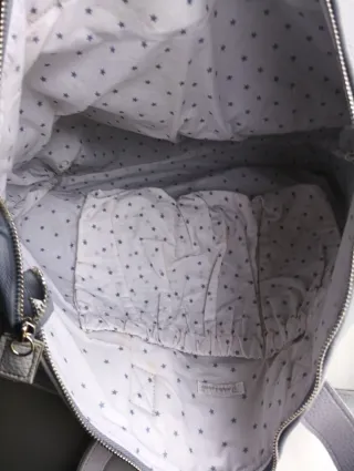 Bolso gris de piel para bebé