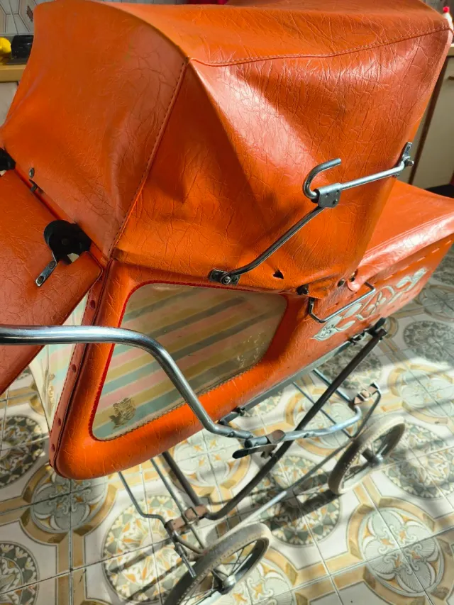 Cochecito de bebé antiguo naranja