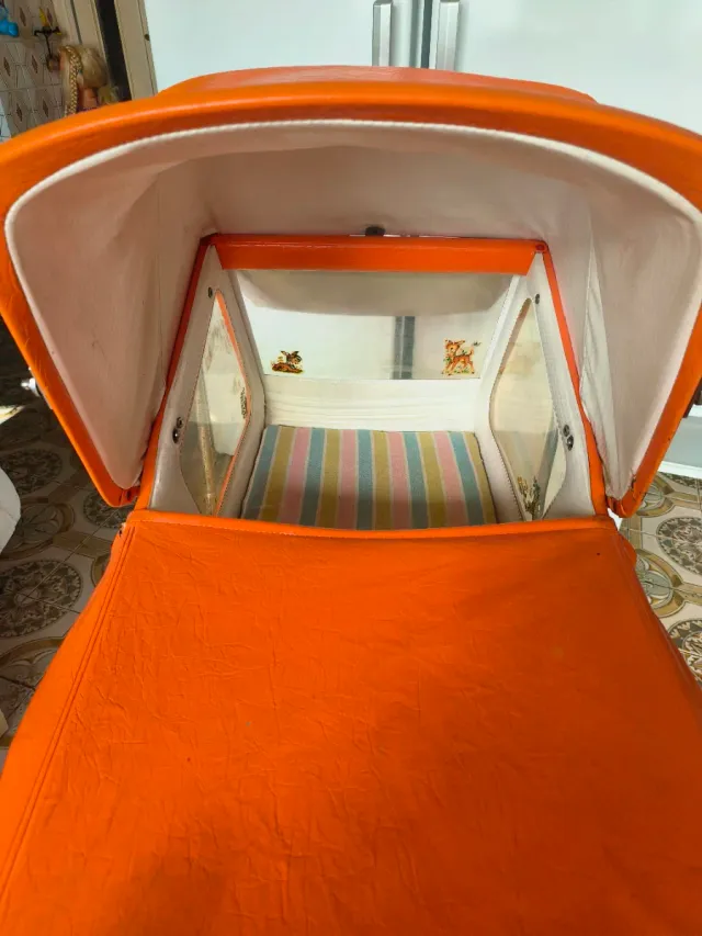Cochecito de bebé antiguo naranja