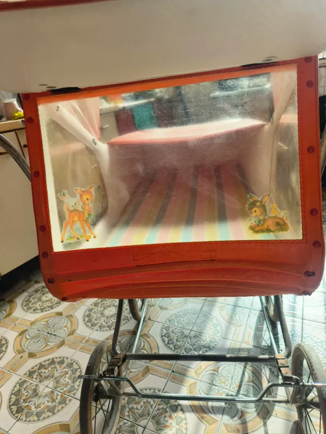 Cochecito de bebé antiguo naranja