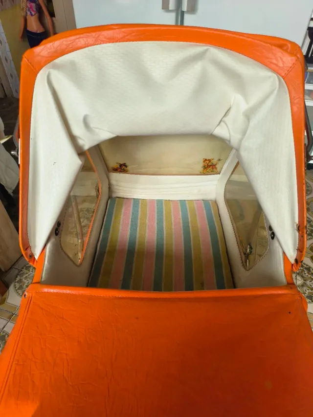 Cochecito de bebé antiguo naranja