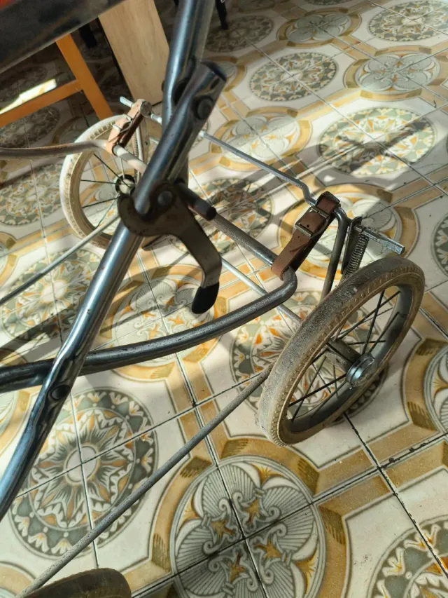 Cochecito de bebé antiguo naranja