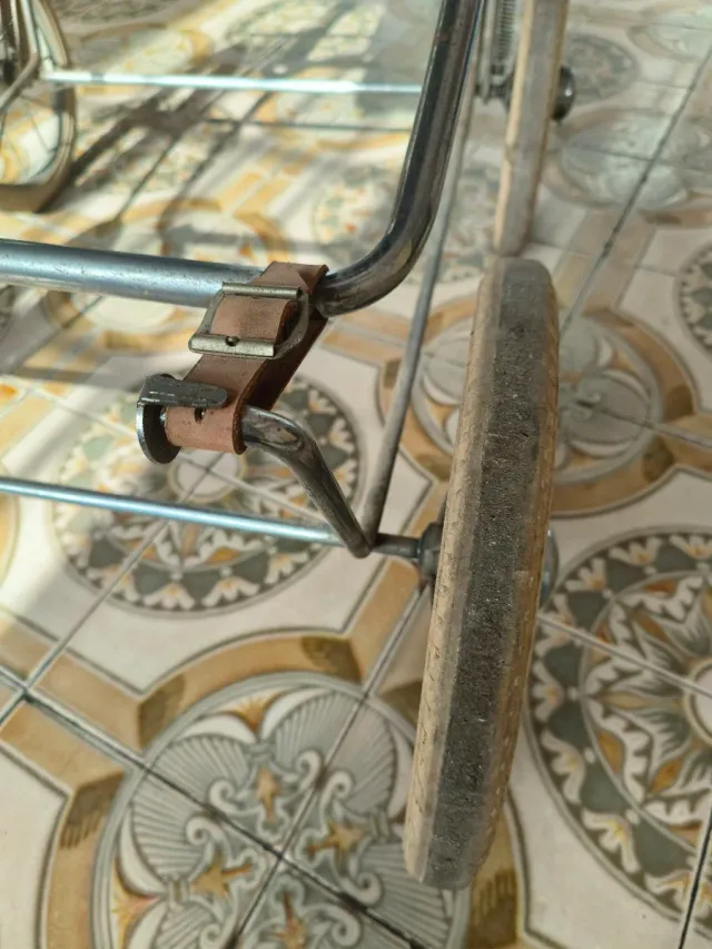 Cochecito de bebé antiguo naranja