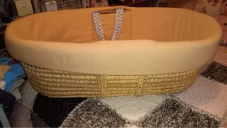 Capazo para bebé de mimbre con funda amarilla