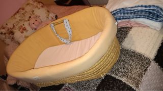Capazo para bebé de mimbre con funda amarilla