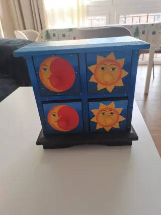 Joyero azul con lunas y soles pintados