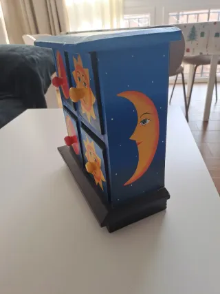 Joyero azul con lunas y soles pintados