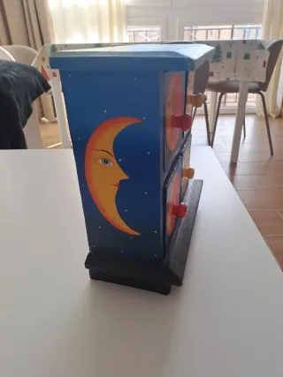 Joyero azul con lunas y soles pintados