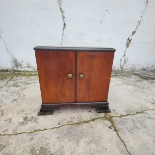 Mesita de noche de madera