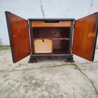 Mesita de noche de madera