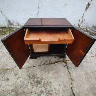 Mesita de noche de madera