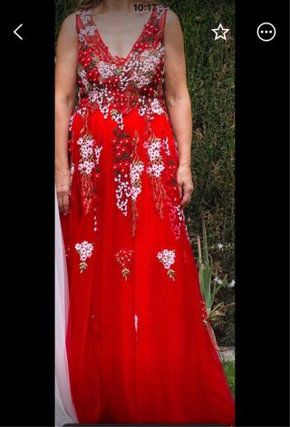 Vestido de fiesta rojo con flores bondadas