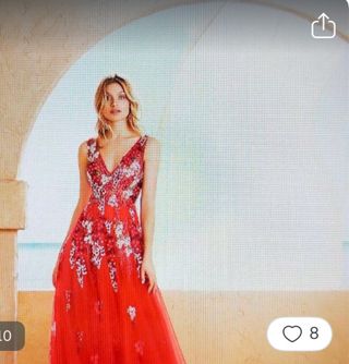 Vestido de fiesta rojo con flores bondadas