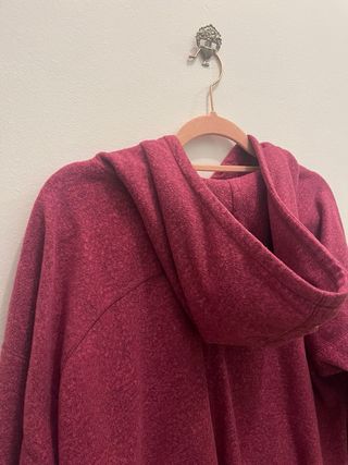 Polar con capucha grande y bolsillo