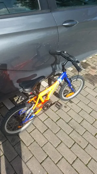 Bicicleta infantil naranja y azul