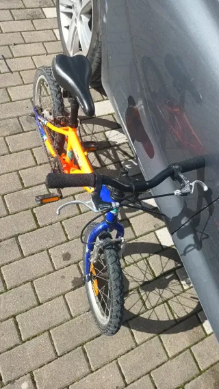 Bicicleta infantil naranja y azul