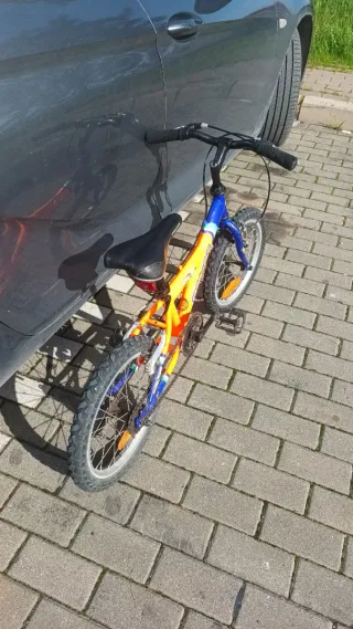 Bicicleta infantil naranja y azul