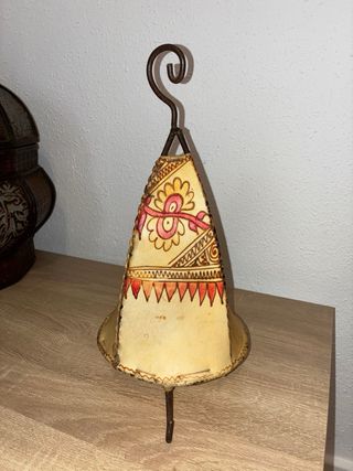 Lámpara étnica de cuero y metal