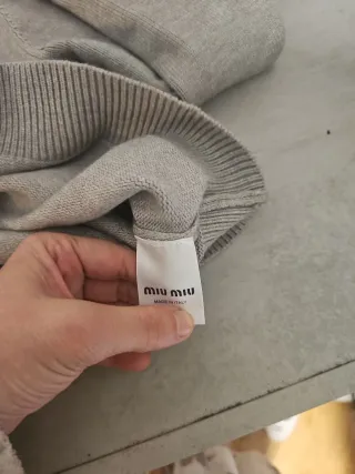 Jersey Miu Miu Gris con Logo punto .Talla pequeño.