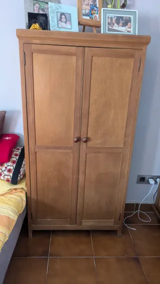 Armario antiguo de madera pequeño