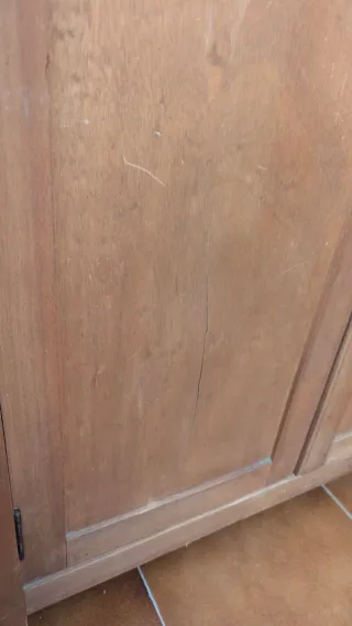 Armario antiguo de madera pequeño