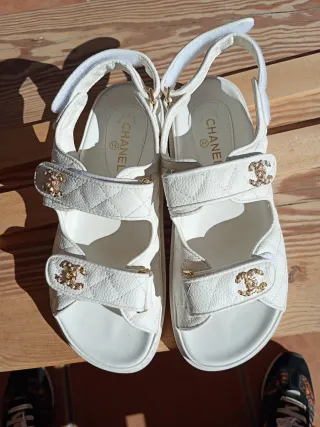 Sandalias Blancas y Doradas
