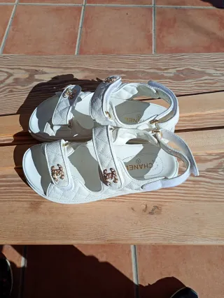 Sandalias Blancas y Doradas