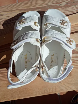 Sandalias Blancas y Doradas