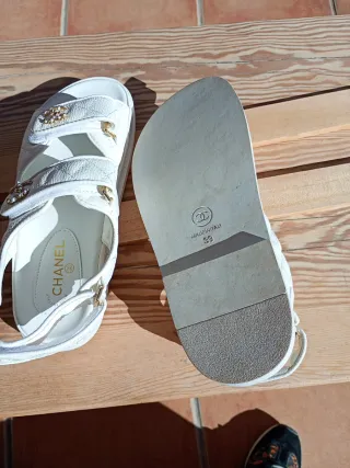 Sandalias Blancas y Doradas