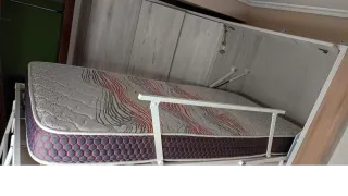 Litera abatible blanca con detalles morados