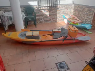Kayak naranja con 2 neveras y 2 remos