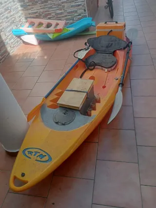 Kayak naranja con 2 neveras y 2 remos