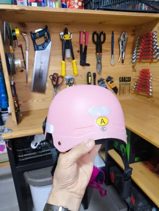 Casco de bicicleta rosa con visera, sin estrenar