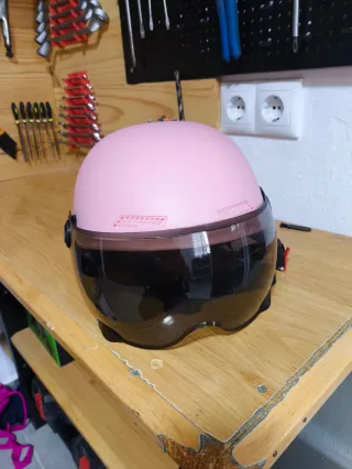 Casco de bicicleta rosa con visera, sin estrenar