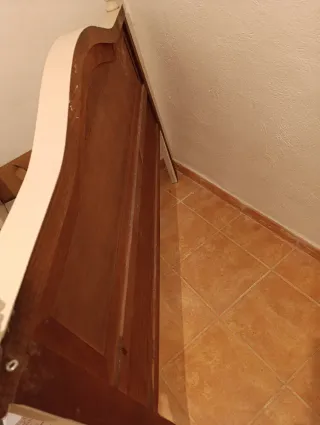 Cabecero de cama beige de madera