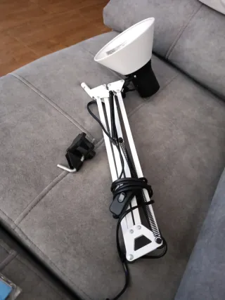 Flexo de escritorio blanco y negro