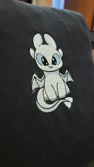 Cuscino nero con ricamo dragon trainer