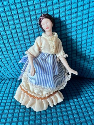 Muñeca de porcelana para casa de muñecas