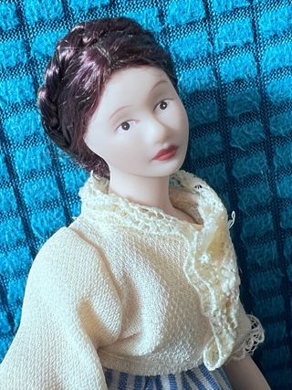 Muñeca de porcelana para casa de muñecas