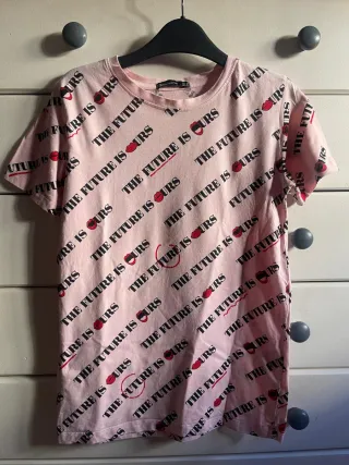 Camiseta Stradivarius The Future Is Ours Talla S