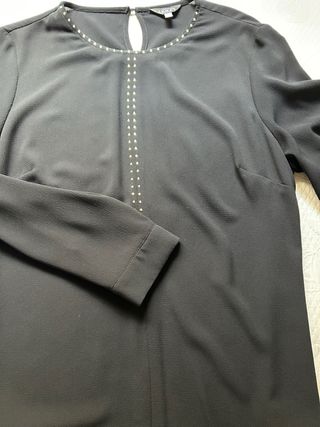 Camisa negra con tachuelas