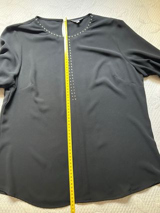 Camisa negra con tachuelas